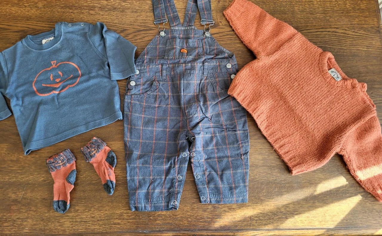 1 salopette+1 tee-shirt manche longue +1 pull +1 paire de chaussette garçon 6 mo